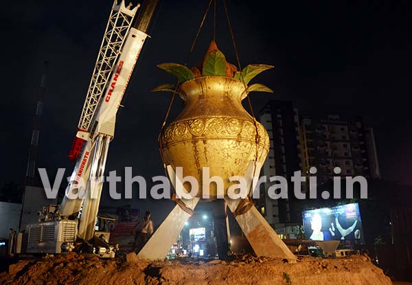 ಮಂಗಳೂರು: ನಗರದ ಪಂಪ್ ವೆಲ್ ವೃತ್ತದಲ್ಲಿದ್ದ ಬೃಹತ್ ಕಲಶ ಆಕೃತಿ ಸ್ಥಳಾಂತರ